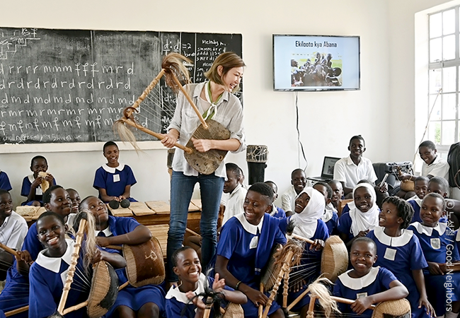 1일 꿈 선생님이 된 변정수 홍보대사와 함께 우간다 전통악기를 합주하며 즐겁게 환영식을 진행하는 모습