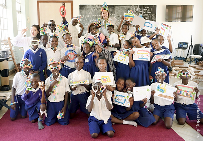 다함께 모여 스케치북에 그린 그림과 자신이 만든 작품들을 들고 카메라를 향해 환하게 웃는 모습