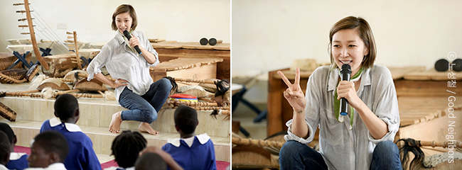 교실 앞에서 아이들의 눈높이에 맞춰 앉아 ‘패션모델’로서 자신의 경험들을 이야기해 주는 변정수 홍보대사의 모습