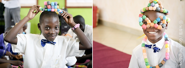 패션모델이라는 꿈을 가지고 자신이 직접 만든 모자, 안경, 목걸이 등의 패션 아이템들을 착용한 후 포즈를 취하고 있는 아이들의 모습