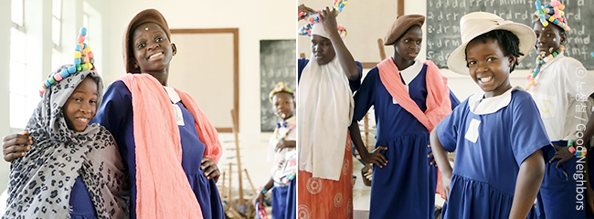 변정수 씨의 제안으로 진행된 즉석 런웨이를 마치고 카메라를 향해 개성있게 포즈를 취하고 있는 모습과 그 뒤로 자신의 순서를 기다리고 있는 아이들의 모습