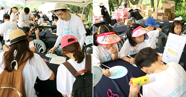 굿멤버스데이에 참여한 회원들이 지구촌 아동들의 현실을 알리기 위한 문구를 부채에 적어 옹호 부채를 만들고 있는 이미지