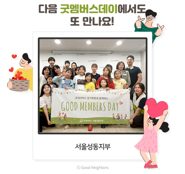 선물상자가 신기한듯 만져보는 소봄이