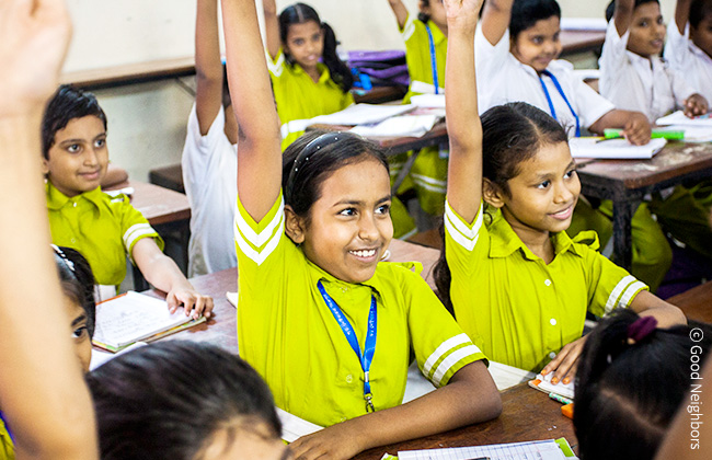 회원 서신, 아동 답신 과정. 회원 서신 접수, 영어로 번역, 현지 사업국 전달, 현지어로 번역, 결연아동 전달, 아동 답장, 한국어로 번역 및 검수, 아동 답신 회원님에게 전달. 결연아동 회원 서신은 1년에 4회까지 접수 가능, 회원 서신 접수 후 6개월 이상 시간이 소요, 사업장에 따라 회원 서신 및 답신 불가, 탄자니아 팡가웨 사업장 접수 불가, 네팔 무구, 훔라, 도티 사업장 답신 지연. 번역은 번역자원봉사자 I'm your PEN에의해 진행됩니다.