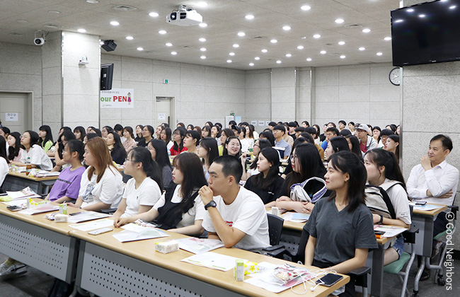 -현유진 좋은이웃- 안녕하세요. 저는 외국어에 관심이 많은 고등학생이에요. 친구의 소개를 받아 번역봉사활동에 지원하게 되었어요. I'm your PEN 오리엔테이션을 통해 봉사에 대한 마음가짐을 정리하게 되었고 앞으로 결연아동과 후원자 사이에서 성실한 태도로 번역할 수 있도록 노력하겠습니다.