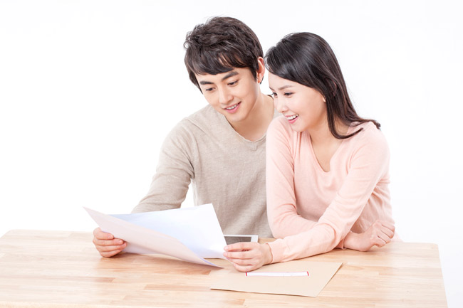 남자 아동과 성인 남성이 서로 바라보며 볼풀공을 들고 팔을 뻗는 이미지