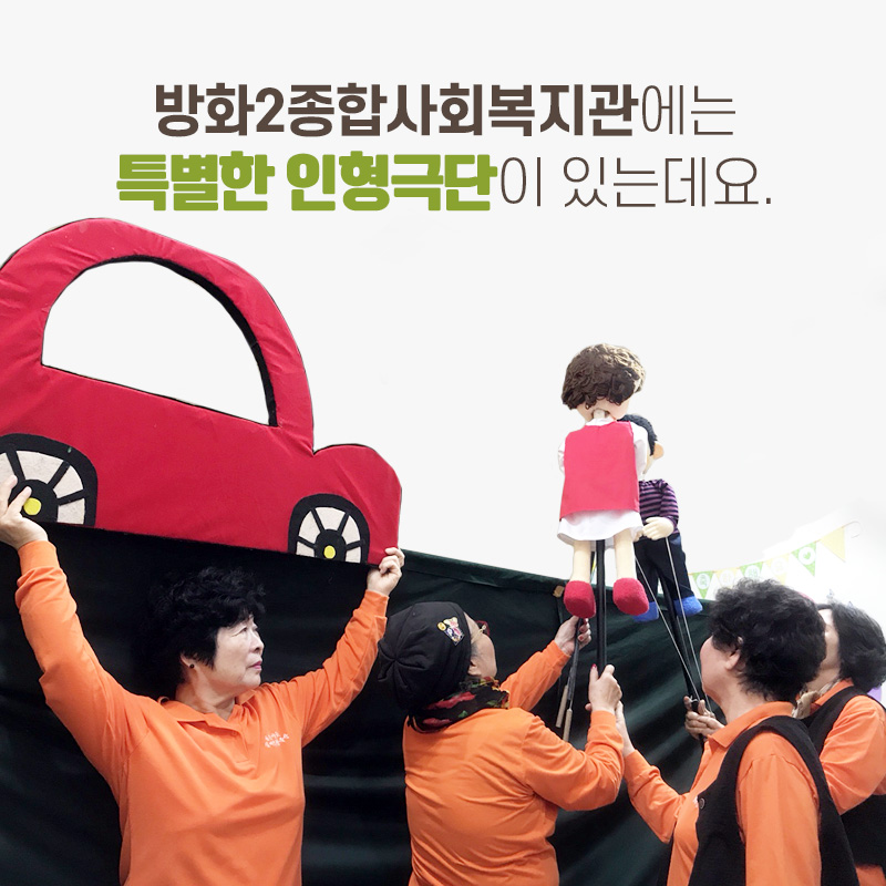 희망걷기대회는 걷는 것뿐만 아니라 지구촌 물 부족 현실을 배우고, 다른 이웃들에게 물의 소중함을 알리기도 했어요!, 참가자들이 부채에 메시지를 작성하고 있는 이미지