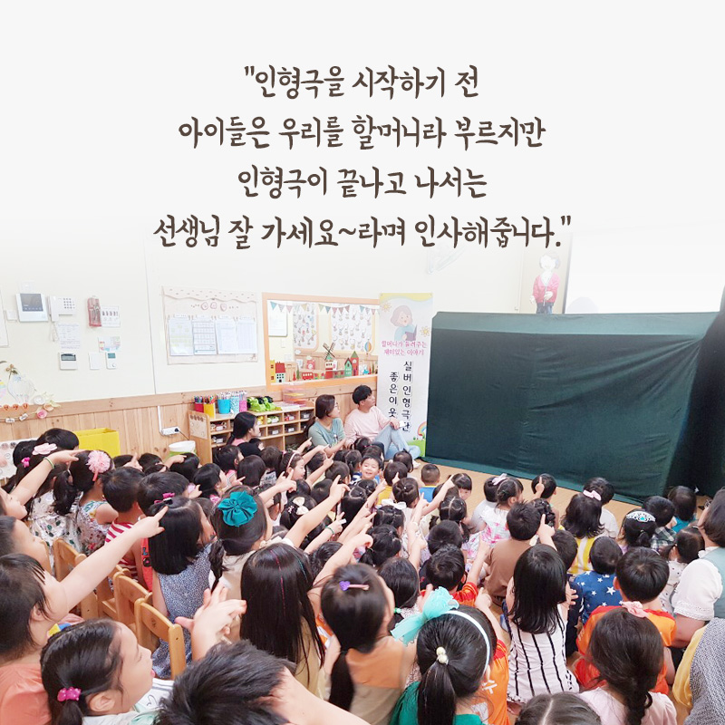 Chansa Changala 교장선생님이 책상 앞에 앉아 있는 이미지, 물을 기르러 다녔던 아이들은 이제 학교를 다니며 공부에 더 집중할 수 있게 되었어요. Chansa Changala 교장선생님