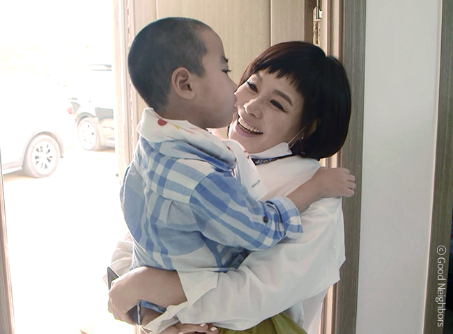 승영이를 안아주고 있는 가수 현숙