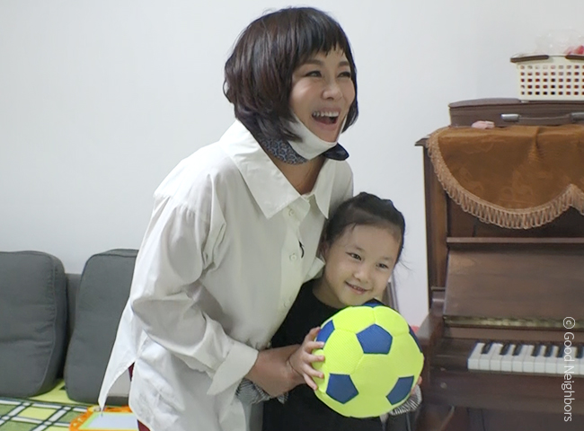 승연이와 공을 가지고 놀아주는 가수 현숙