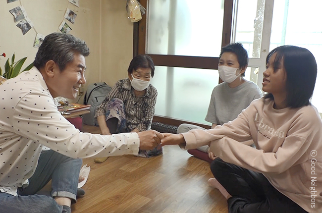 가수 진성과 만난 은혜와 가족들