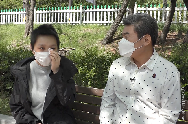 언니의 이야기를 들어주고 있는 가수 진성