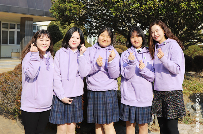 마산여자중학교 학생들과 선생님들이 손하트 하고 있는 모습