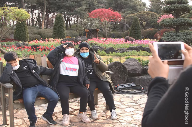 오랜만에 외출한 예빈이 가족의 단체 사진을 찍어주는 가수 인순이