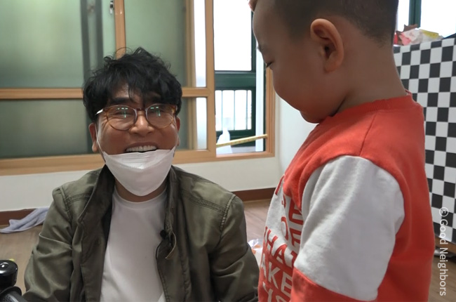 성법이를 보며 환하게 웃는 가수 조항조