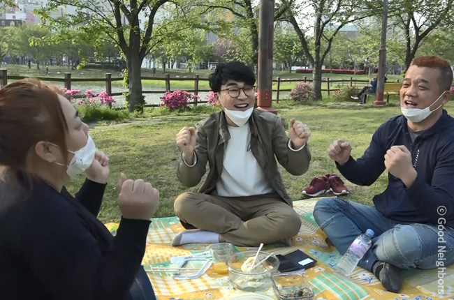 오랜만에 야외에 나들이를 나온 성법이 가족들과 가수 조항조