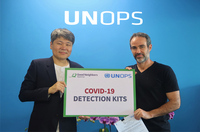 굿네이버스 미얀마와와 UNOPS가 함께 코로나19 예방 키트를 전달하는 모습