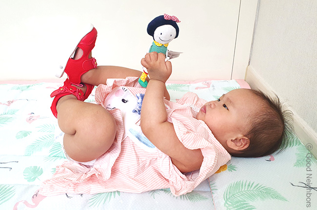 후원자님들이 직접 후원해주신 장난감을 가지고 노는 지안이