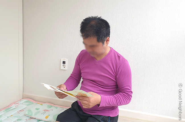 후원자님들이 보내주신 편지를 읽는 지안이 아버님