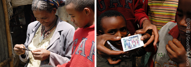 이요셉 작가는 현지에서 만난 주민들에게 즉석 사진을 찍어 선물한다