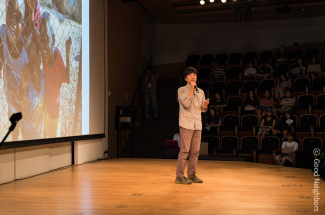 2017년 '세계 인도주의의 날'기념 토크콘서트에 참여하여 강연 중인 이요셉 작가