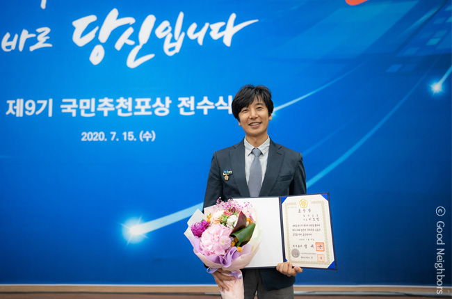 제9기 국민추천포상에서 국무총리표창을 수상한 이요셉 작가 모습.