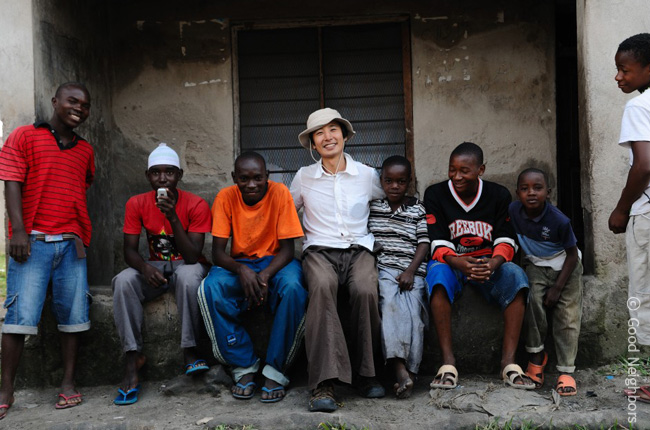 아프리카 아이들과 함께 있는 이요셉 작가 모습