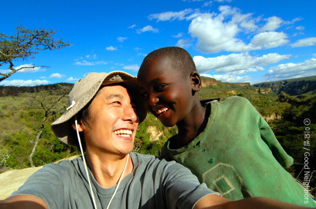 사진 촬영하며 아이와 웃고 있는 이요셉 작가의 모습