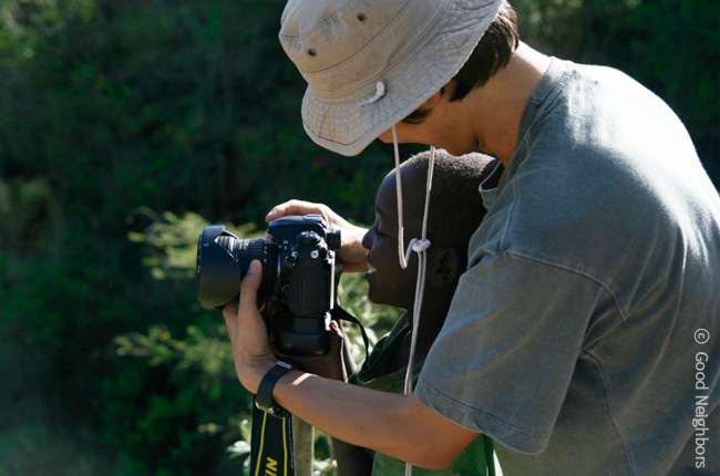 아이와 함께 사진 촬영을 하는 이요셉 작가