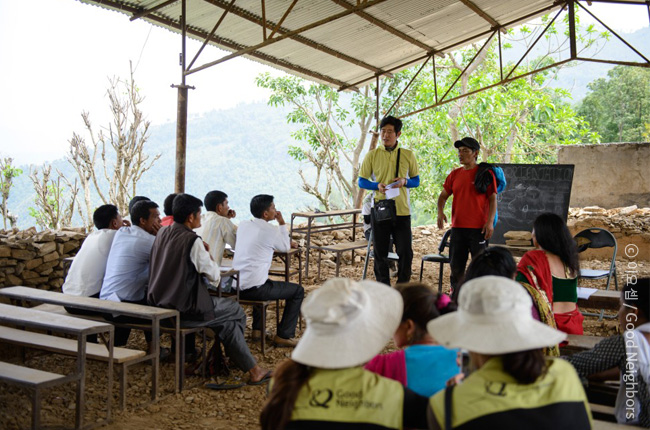 굿네이버스 네팔 대지진 긴급구호 중 현지 주민들과 피해 상황을 논의하는 모습