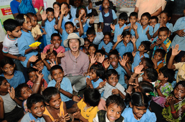 아이들과 함께 웃고있는 이요셉 작가