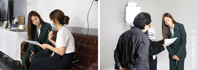 유이가 앉아서 주거 위기 아동 사례 내용을 확인하고 있는 모습, 유이가 촬영에 앞서 주거 위기 아동 사례를 확인하고 있는 모습