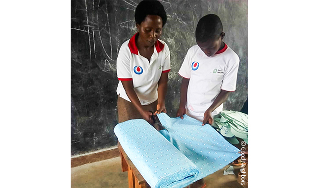 [재사용이 가능한 생리대 만드는 방법을 배우고 있는 아이]