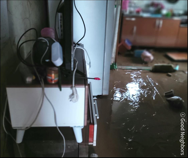 침수로 젖은 하은이의 집