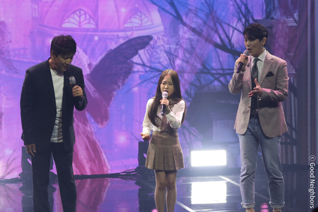 가수 변우민, 김다현, 김현민이 희망의 보이스에서 노래하는 모습