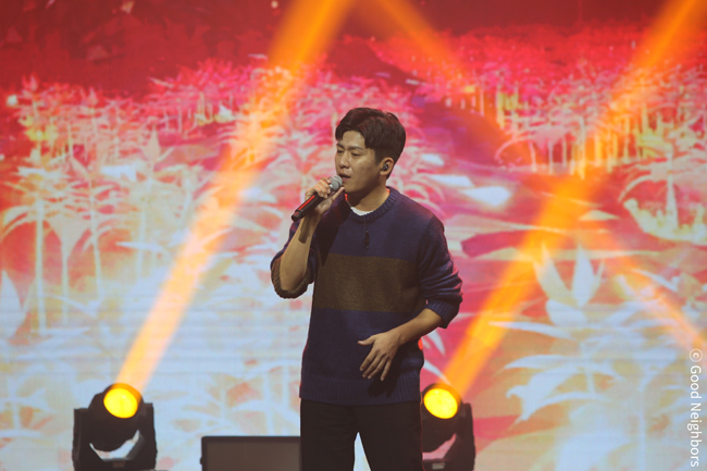 가수 홍경민이 희망의 보이스에서 노래하는 모습