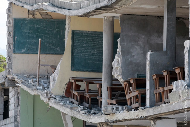 아이티의 학교 외벽이 무너져 있는 모습