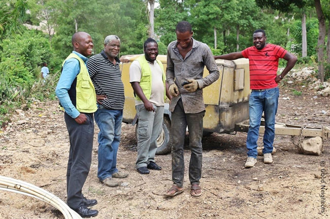 돌길을 넓히는 데 도움을 준 마을 주민들의 사진