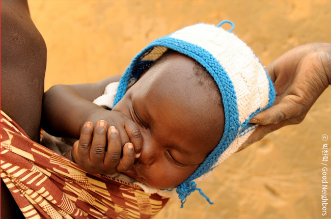 잠자고 있는 아프리카 아이의 모습