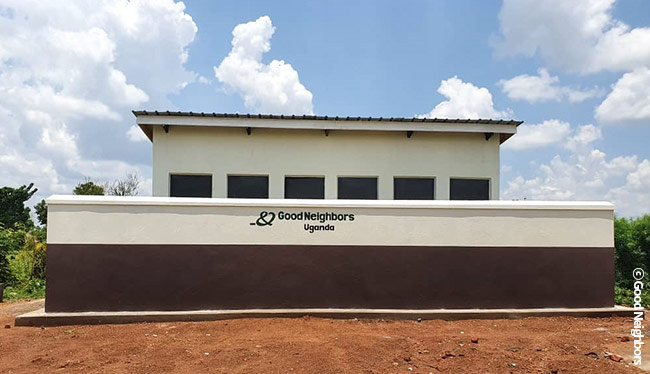 굿네이버스 굿워터프로젝트를 통해 화장실이 설치된 우간다 아파파 초등학교의 모습