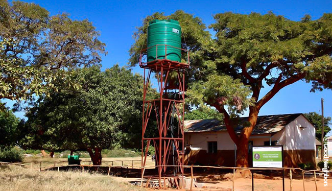 굿네이버스 굿워터프로젝트를 통해 식수탱크가 설치된 잠비아 칼리웨 초등학교의 모습
