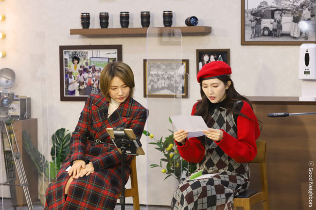 편지를 읽는 옥상달빛의 모습