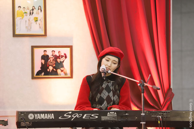 피아노를 치며 노래하는 옥상달빛