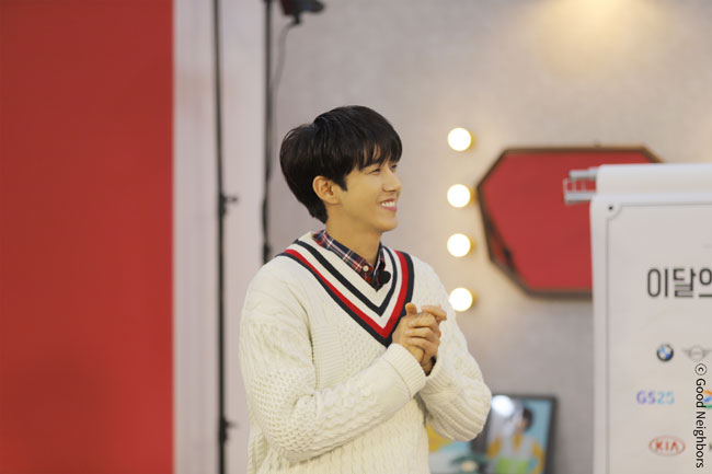 노래를 감상하는 광희의 모습