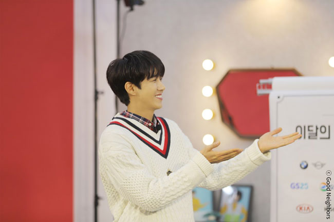 광희와 옥상달빛이 SDGs 목표를 들고 있는 모습