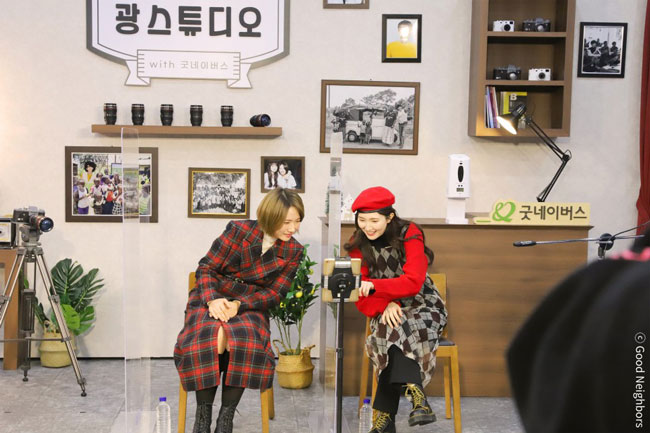 시청자들의 환영 댓글을 실시간으로 보고 있는 옥상달빛`