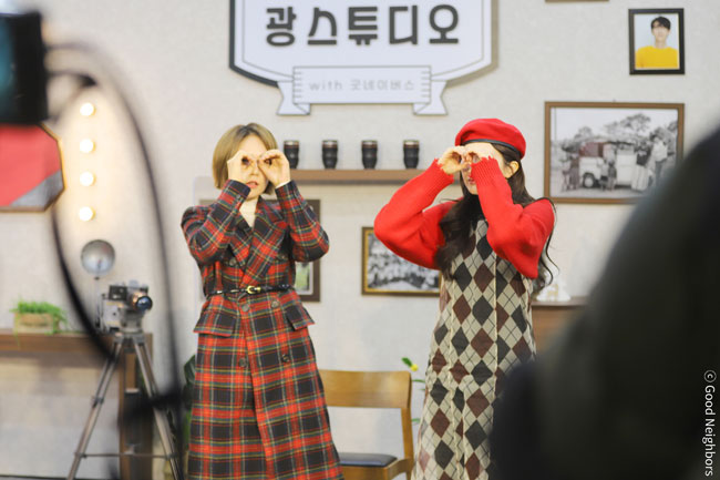 망원경 포즈를 취하는 옥상달빛의 모습