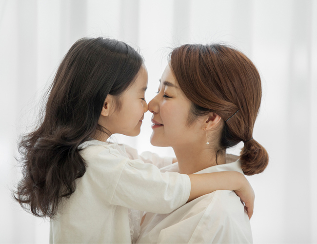 어깨동무 하고 있는 아동 4명의 모습