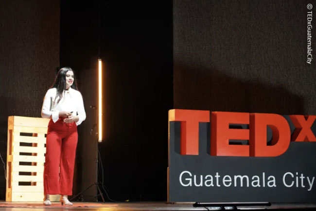 TEDx에서 강연을 하는 헤레나의 모습