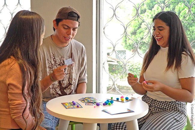 동료들과 즐거운 시간을 보내고 있는 헤레나